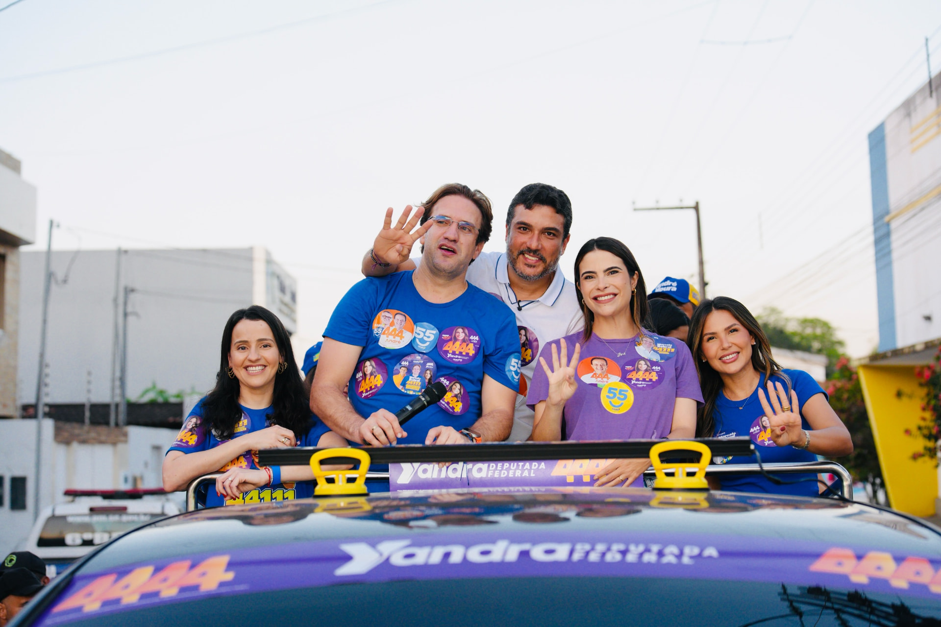 Marcelo Sobral em cima do veículo da carreata ao lado de participantes, durante o dia, em Itaporanga d’Ajuda
