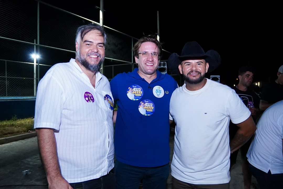 Marcelo Sobral ao lado de participantes durante a Cavalcada dos Amigos