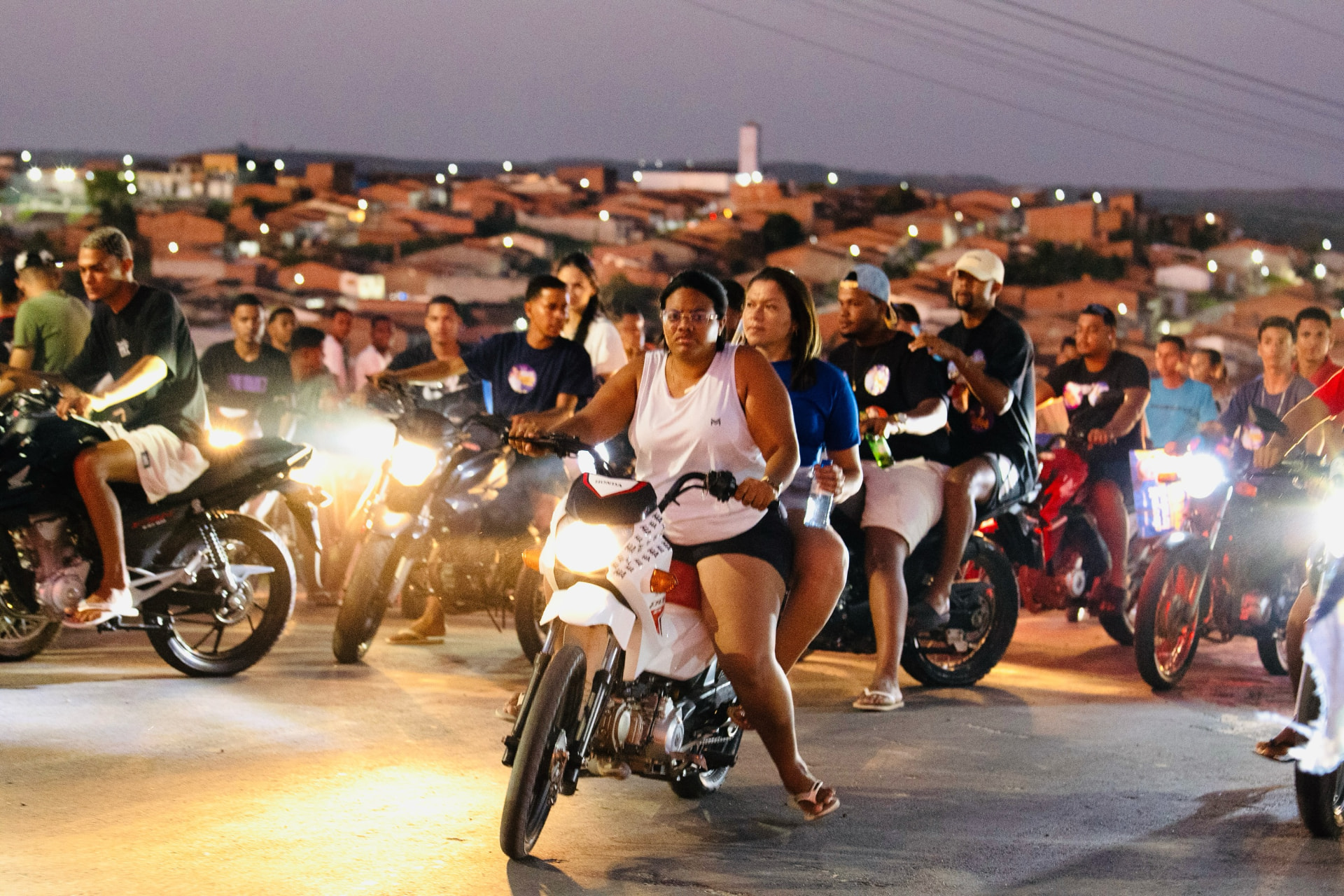 Motociclistas acompanham a carreata pelas ruas do município ao entardecer