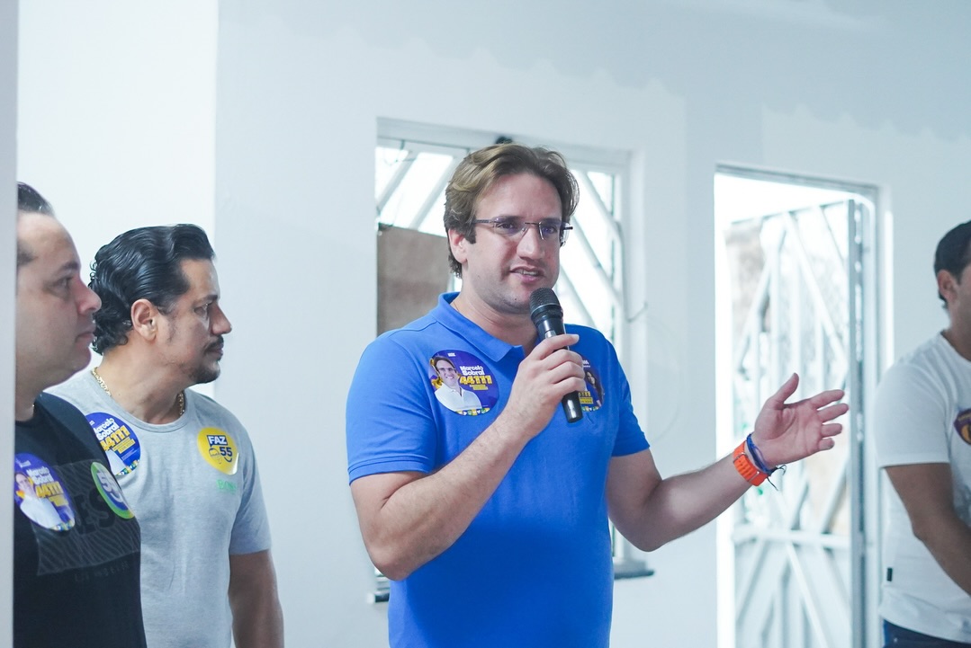 Marcelo Sobral fala ao microfone durante a agenda em São Cristóvão
