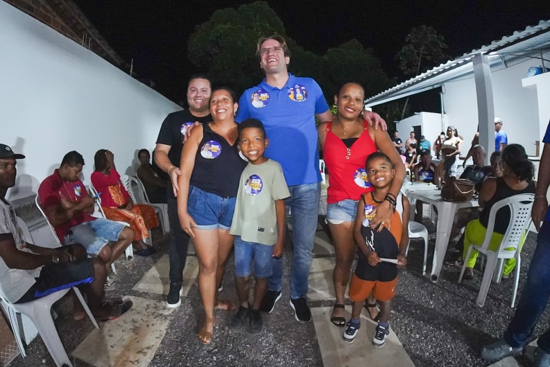 Famílias posam para foto com Marcelo Sobral ao final do encontro