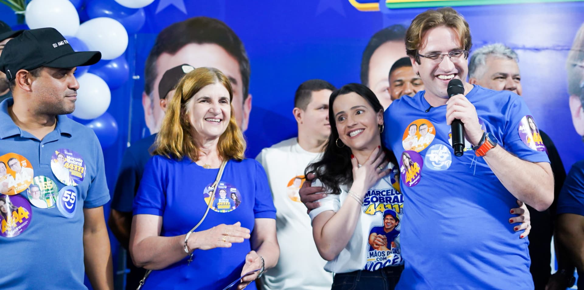 Marcelo Sobral no palco junto aos participantes da programação
