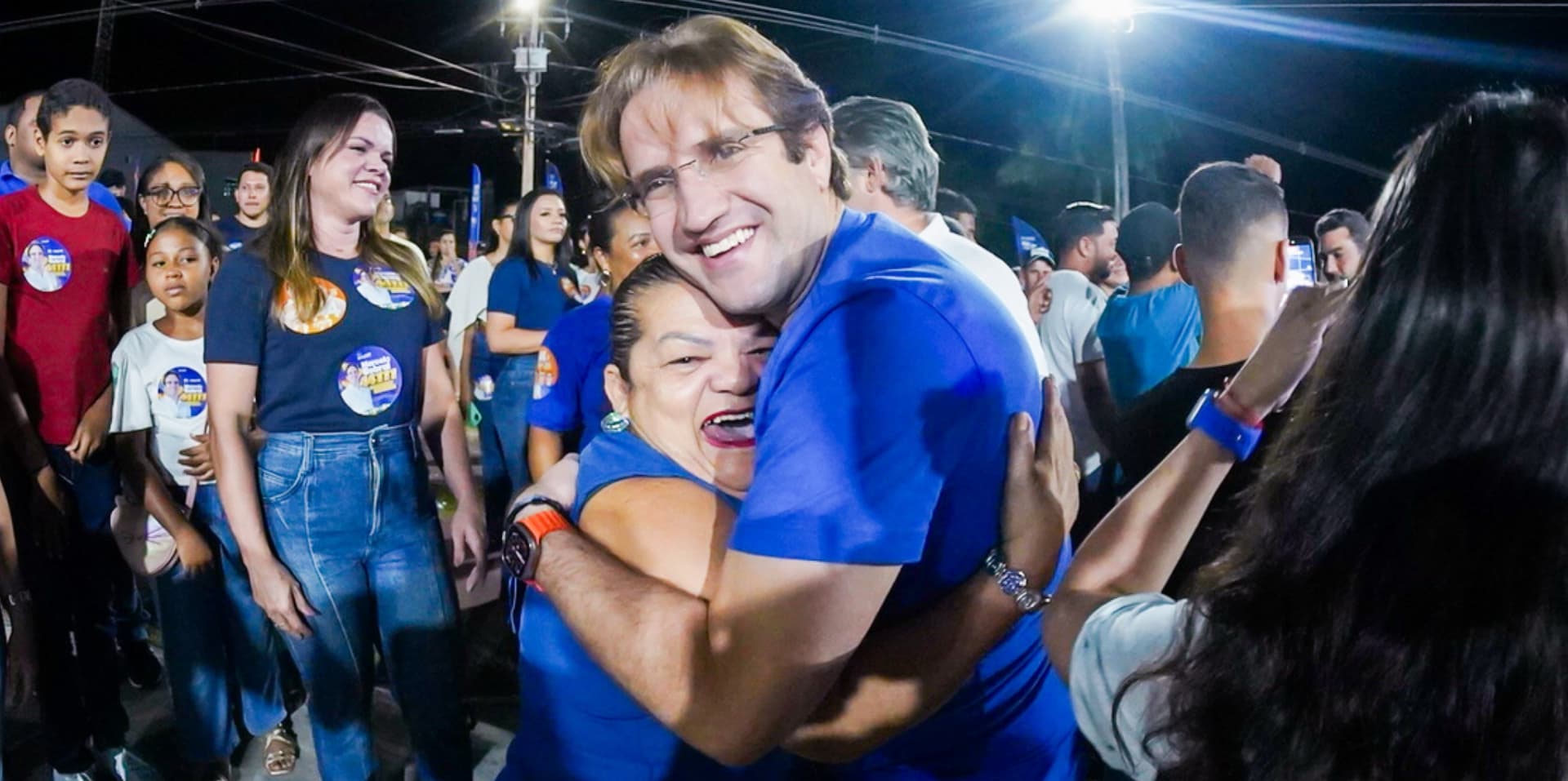 Marcelo Sobral junto a participantes durante a programação