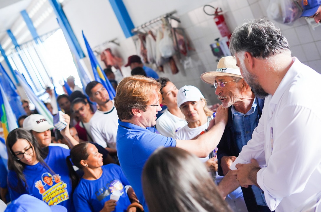 Marcelo Sobral conversa com morador durante a visita à feira livre