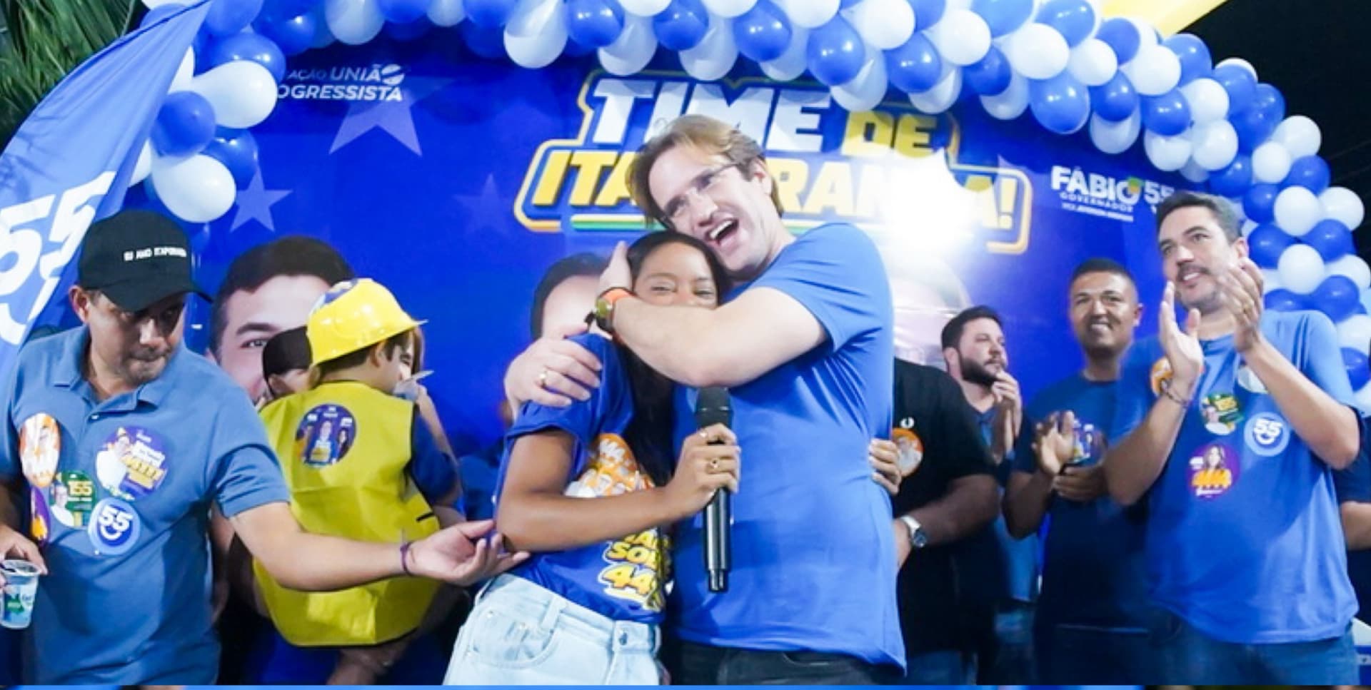 Marcelo Sobral em registro com participantes e público durante o encontro