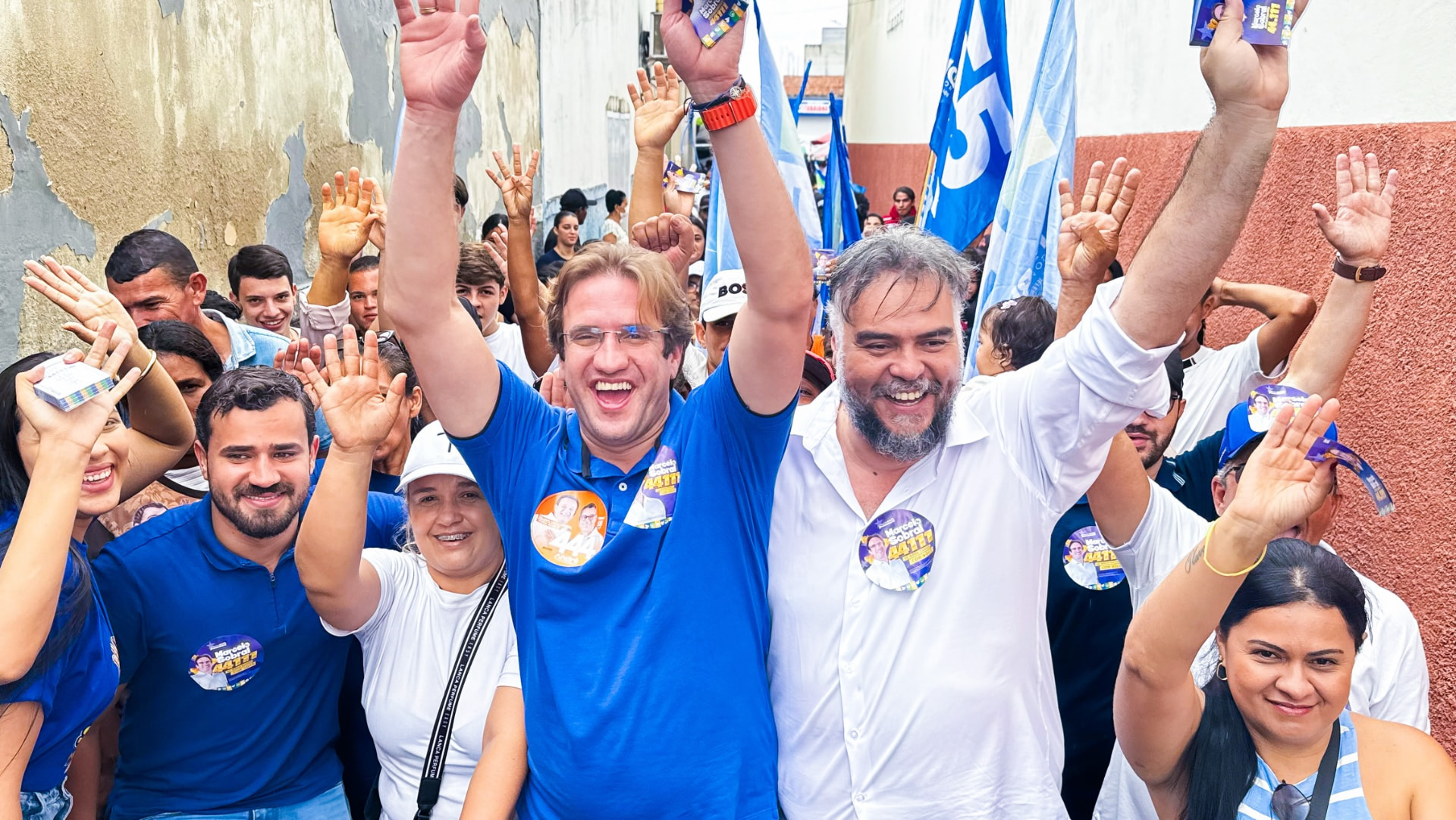Marcelo Sobral e Dr. João Thiers junto a apoiadores durante agenda na feira livre de Monte Alegre