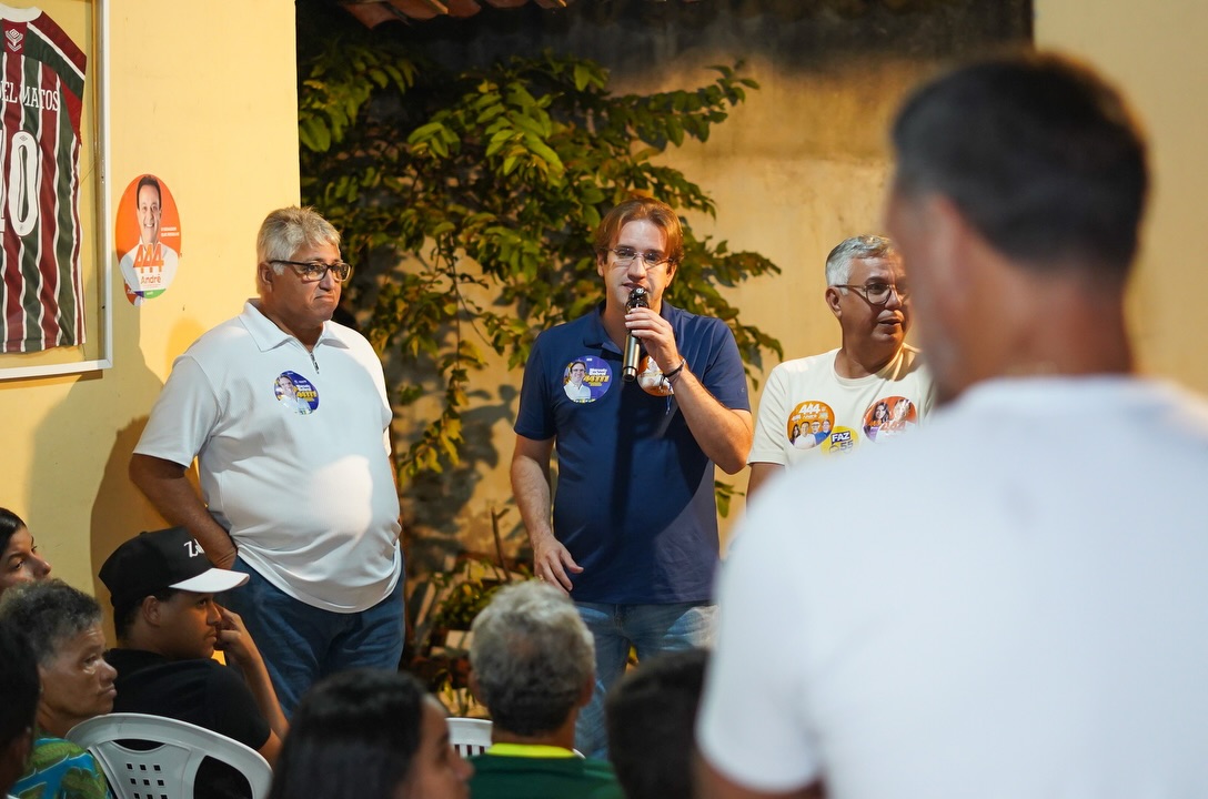 Marcelo Sobral ao lado de lideranças e participantes durante a agenda