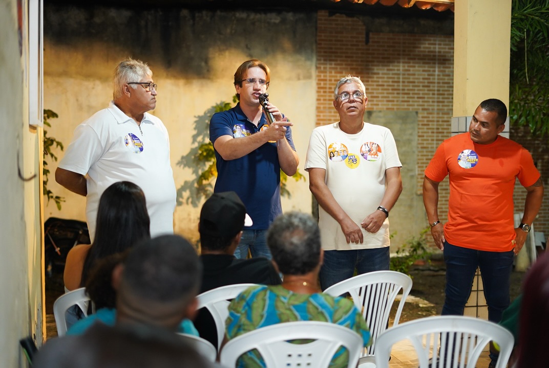 Marcelo Sobral falando ao microfone durante o encontro na Soledade