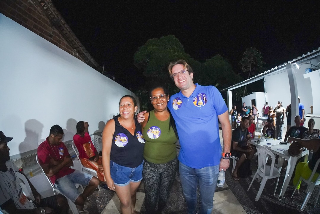 Marcelo Sobral ao lado de moradoras durante o encontro em São Cristóvão