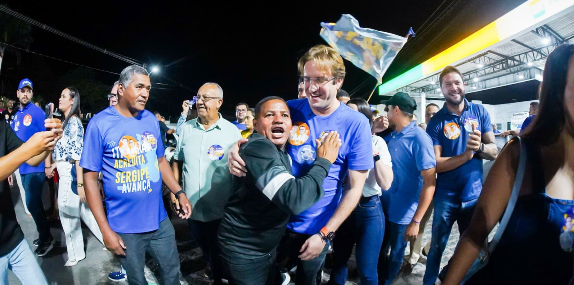 Marcelo Sobral com criança durante o evento em Itaporanga d’Ajuda