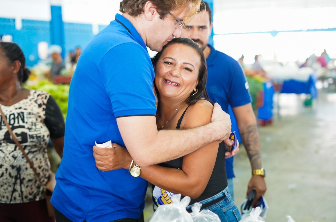 Marcelo Sobral cumprimenta moradora na feira livre de Monte Alegre