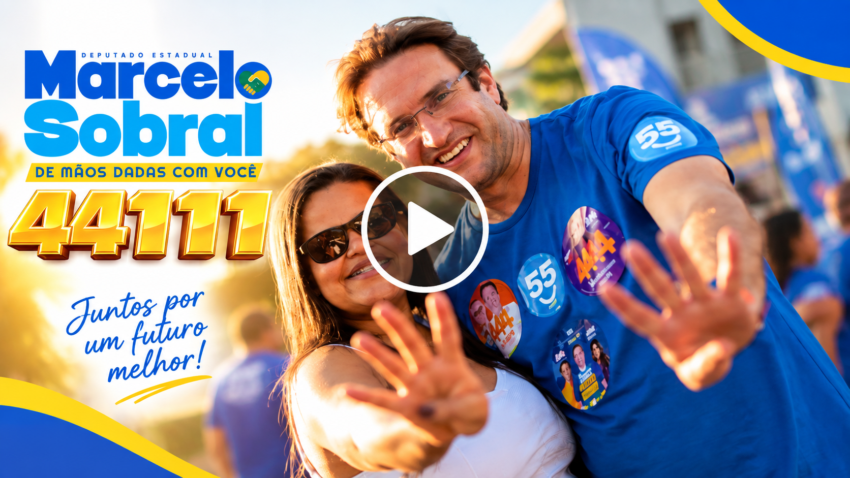 Marcelo Sobral e apoiadora sorrindo durante ato de campanha, com o número 44111