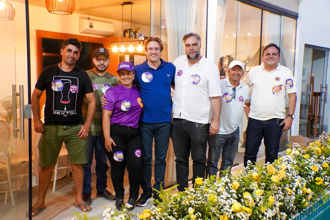 Marcelo Sobral posa com moradores e participantes do encontro em Monte Alegre de Sergipe