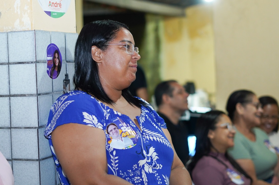 Participante da comunidade acompanha as falas durante o encontro