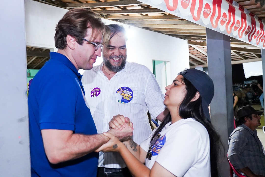 Marcelo Sobral cumprimenta moradora durante o encontro em Monte Alegre de Sergipe