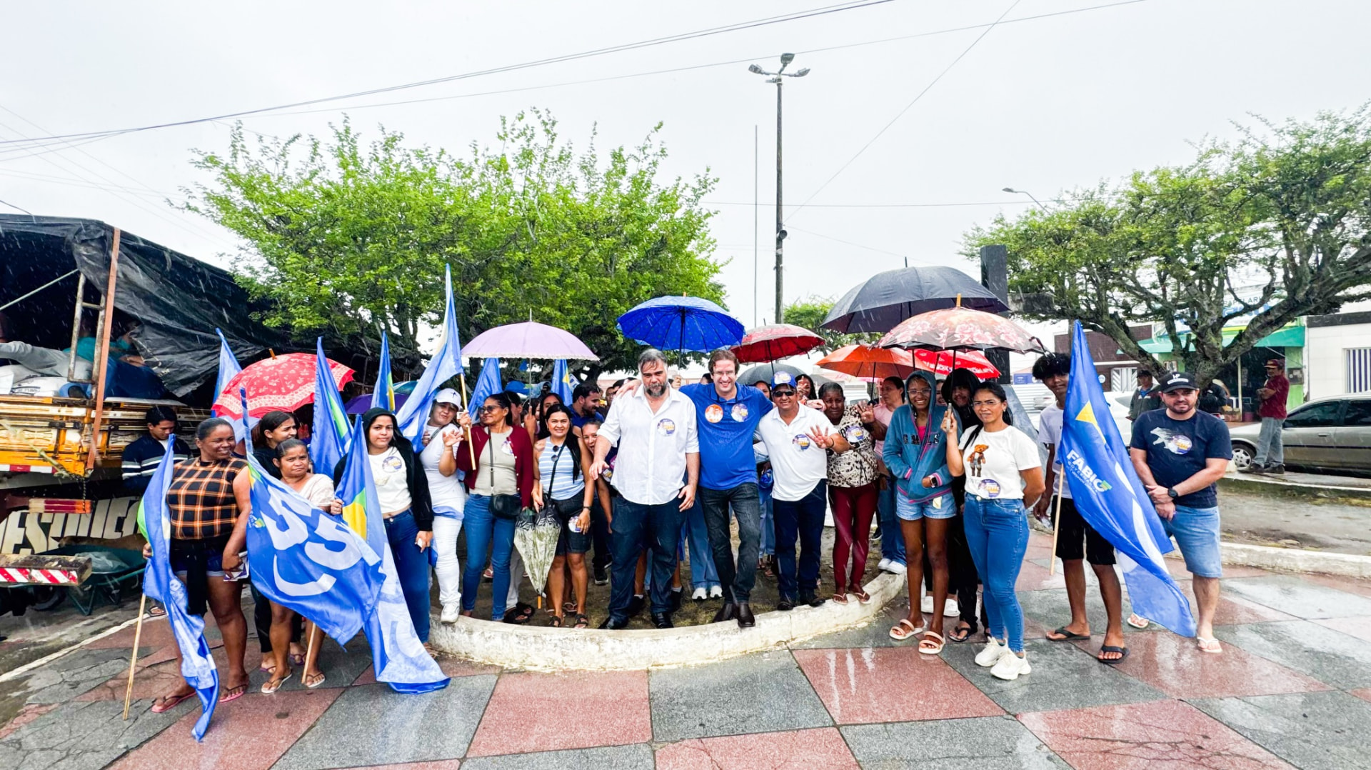Registro coletivo de participantes na feira livre de Monte Alegre