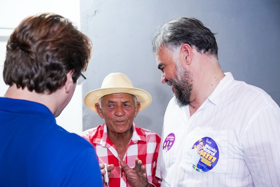 Marcelo Sobral em conversa com moradores durante a agenda em Monte Alegre de Sergipe