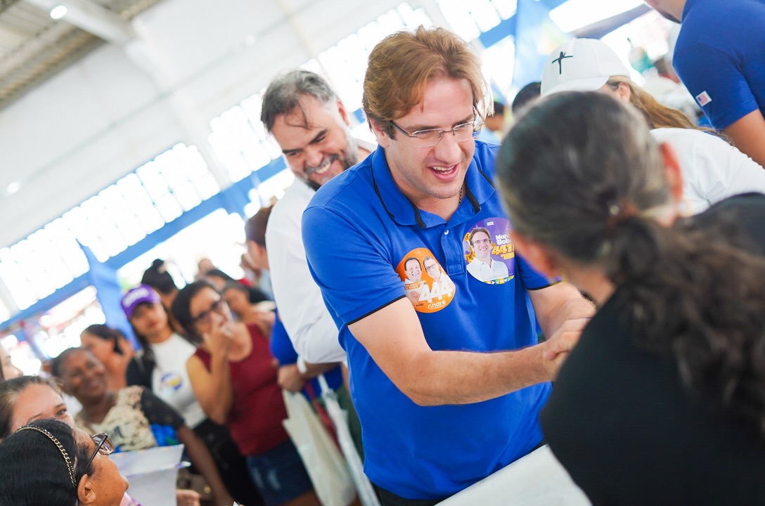 Marcelo Sobral em contato com participantes durante a visita