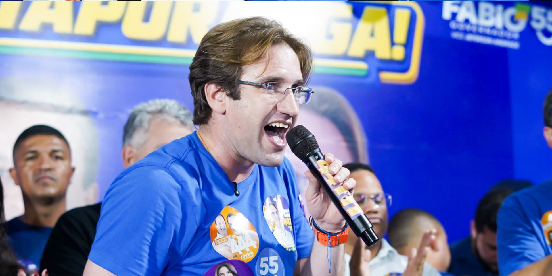Marcelo Sobral falando ao microfone diante do público durante encontro com a juventude em Itaporanga d’Ajuda